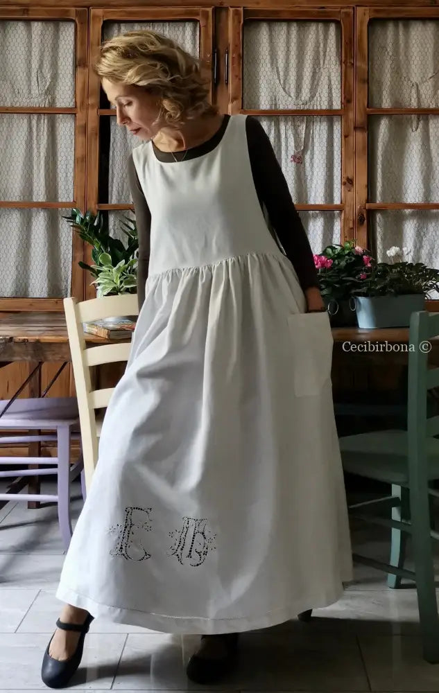 Grembiule in lino con monogramma EM ad intaglio (Ref. 148) grembiule donna in tessuto antico