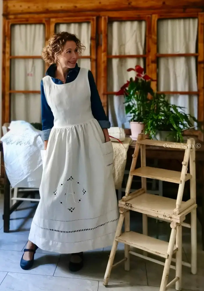 Grembiule in lino con sfilatura e monogramma AM (Ref. 474) grembiule donna tessuti antichi