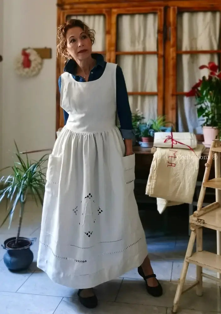 Grembiule in lino con sfilatura e monogramma AM (Ref. 474) grembiule donna tessuti antichi