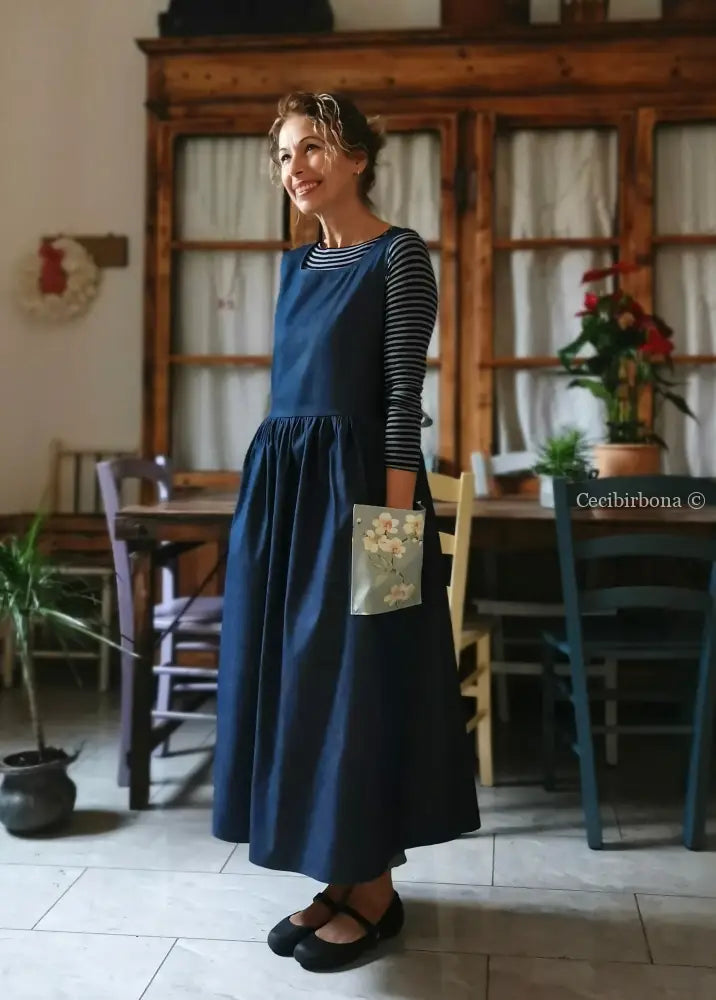 Grembiule in lino denim con dettagli a fiori (Ref. 470) grembiule donna tessuti moderni