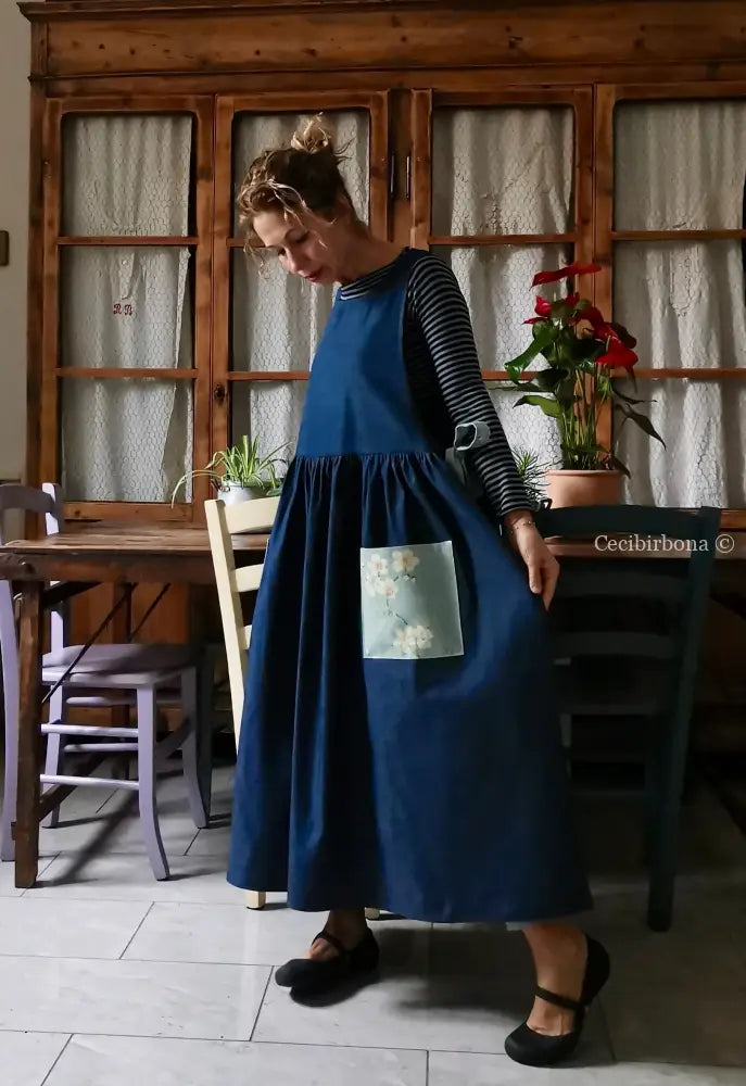 Grembiule in lino denim con dettagli a fiori (Ref. 470) grembiule donna tessuti moderni