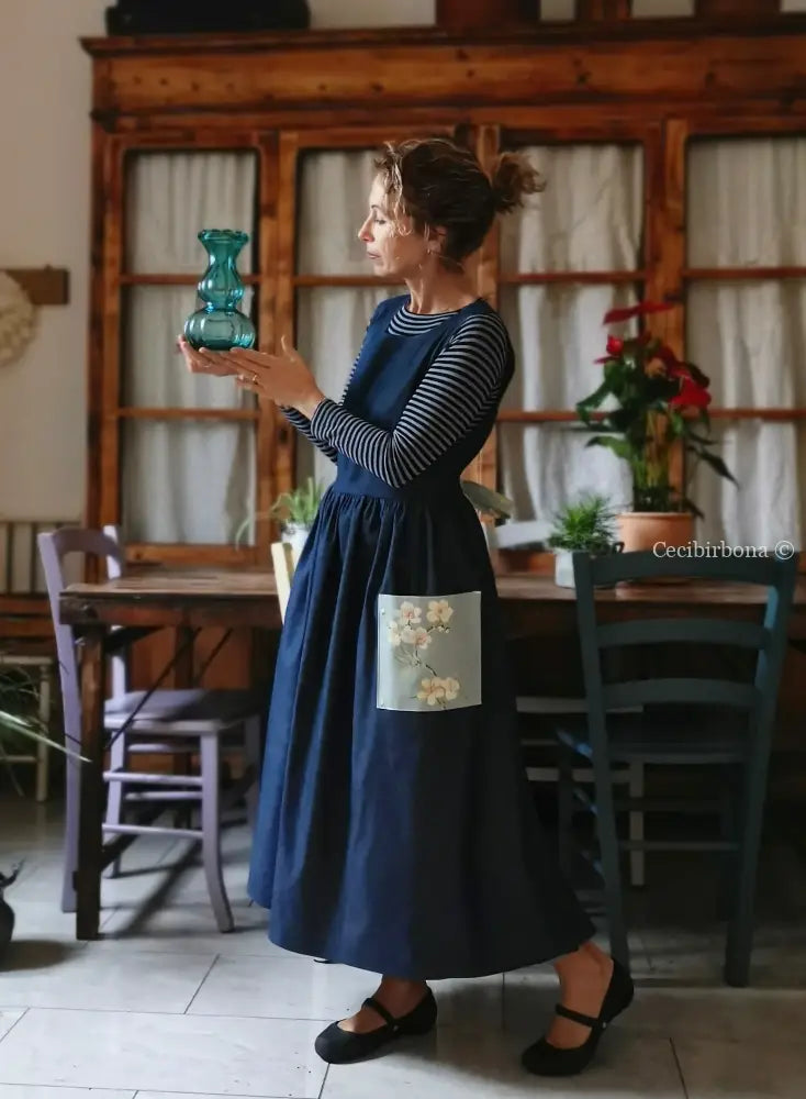 Grembiule in lino denim con dettagli a fiori (Ref. 470) grembiule donna tessuti moderni