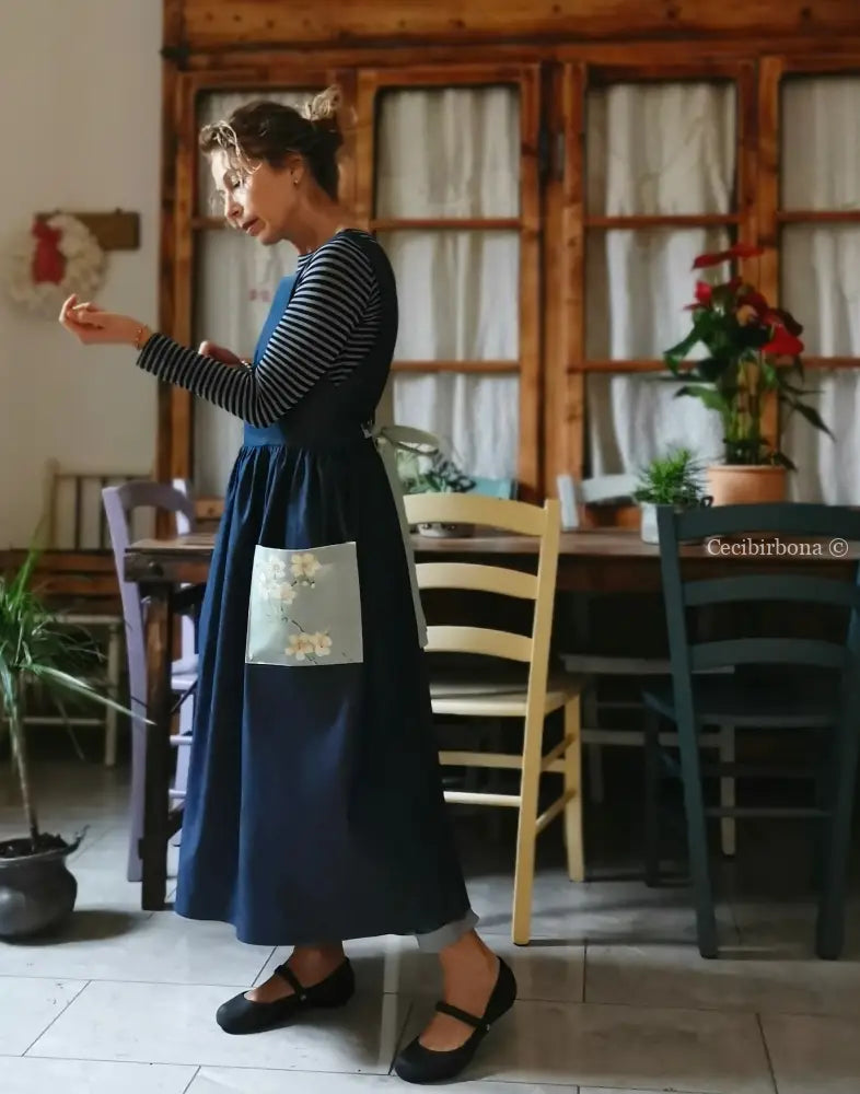 Grembiule in lino denim con dettagli a fiori (Ref. 470) grembiule donna tessuti moderni