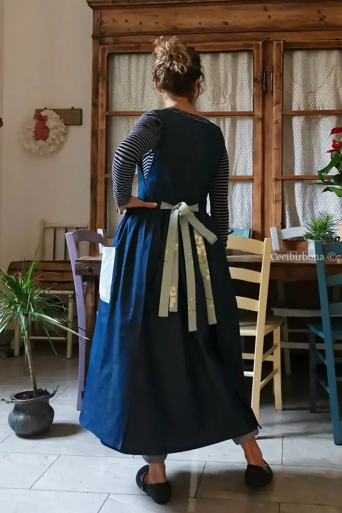 Grembiule in lino denim con dettagli a fiori (Ref. 470) grembiule donna tessuti moderni
