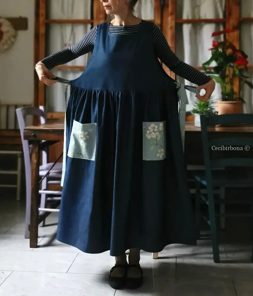 Grembiule in lino denim con dettagli a fiori (Ref. 470) grembiule donna tessuti moderni