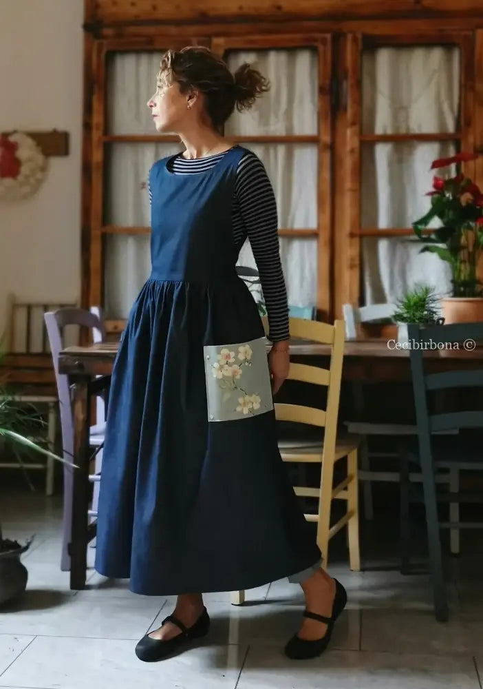 Grembiule in lino denim con dettagli a fiori (Ref. 470) grembiule donna tessuti moderni