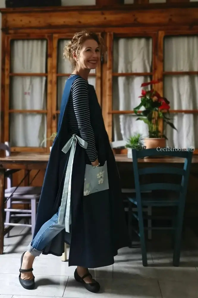 Grembiule in lino denim con dettagli a fiori (Ref. 470) grembiule donna tessuti moderni