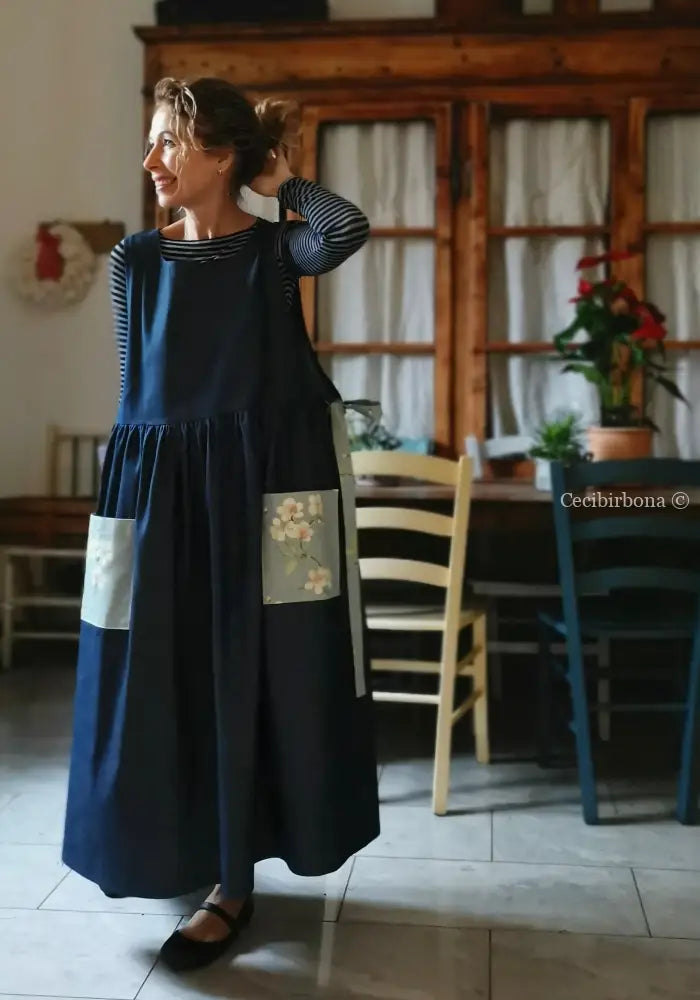 Grembiule in lino denim con dettagli a fiori (Ref. 470) grembiule donna tessuti moderni