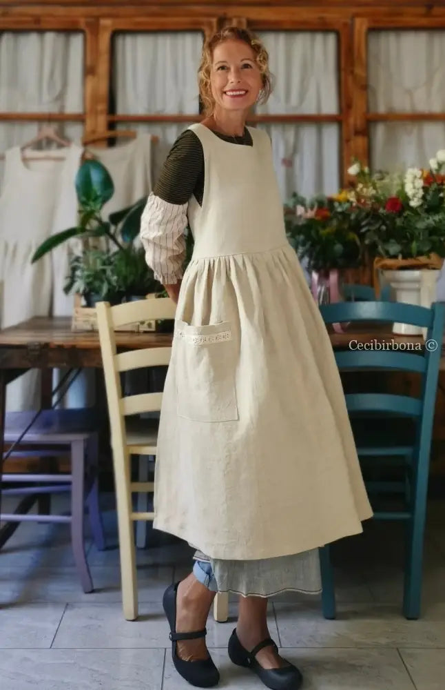 Grembiule in lino francese antico con tasche con passamaneria all’uncinetto (Ref. 07) grembiule donna in tessuto antico