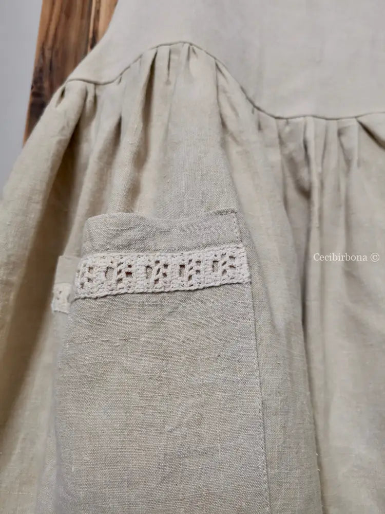 Grembiule in lino francese antico con tasche con passamaneria all’uncinetto (Ref. 07) grembiule donna in tessuto antico