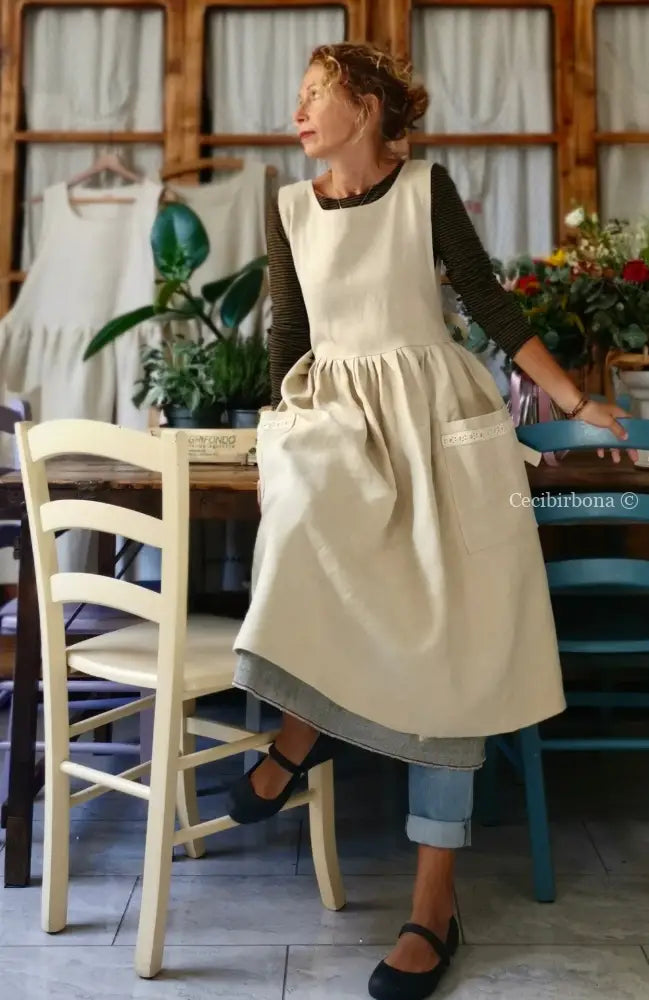 Grembiule in lino francese antico con tasche con passamaneria all’uncinetto (Ref. 07) grembiule donna in tessuto antico