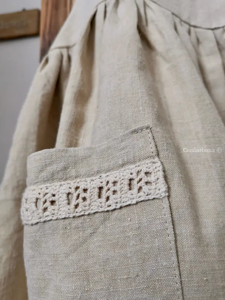 Grembiule in lino francese antico con tasche con passamaneria all’uncinetto (Ref. 07) grembiule donna in tessuto antico