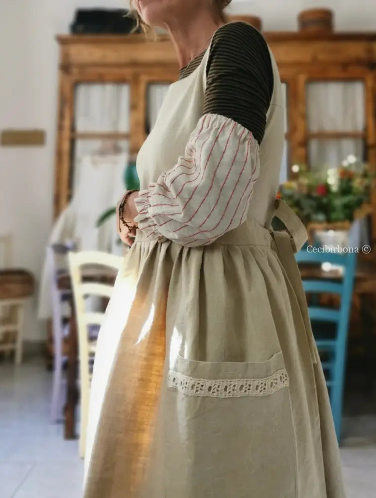 Grembiule in lino francese antico con tasche con passamaneria all’uncinetto (Ref. 07) grembiule donna in tessuto antico