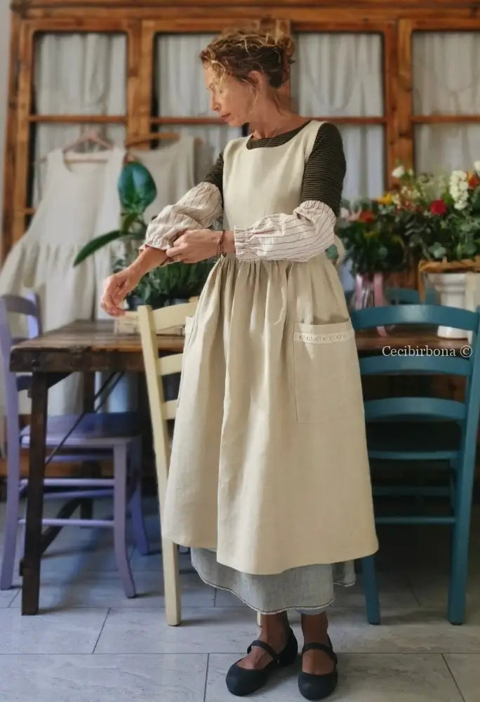 Grembiule in lino francese antico con tasche con passamaneria all’uncinetto (Ref. 07) grembiule donna in tessuto antico