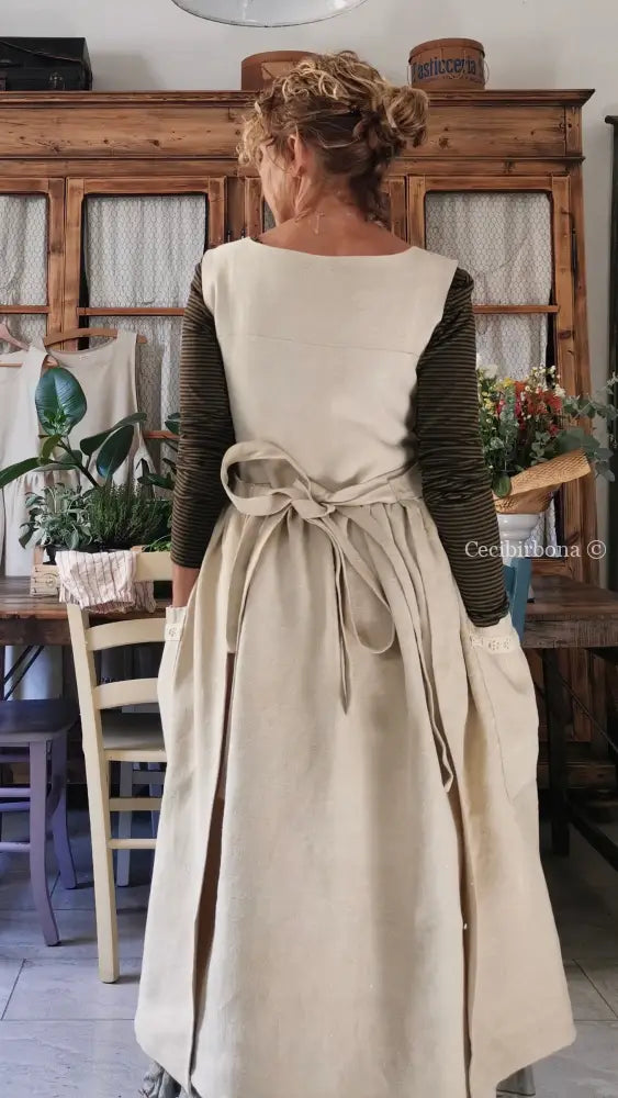 Grembiule in lino francese antico con tasche con passamaneria all’uncinetto (Ref. 07) grembiule donna in tessuto antico