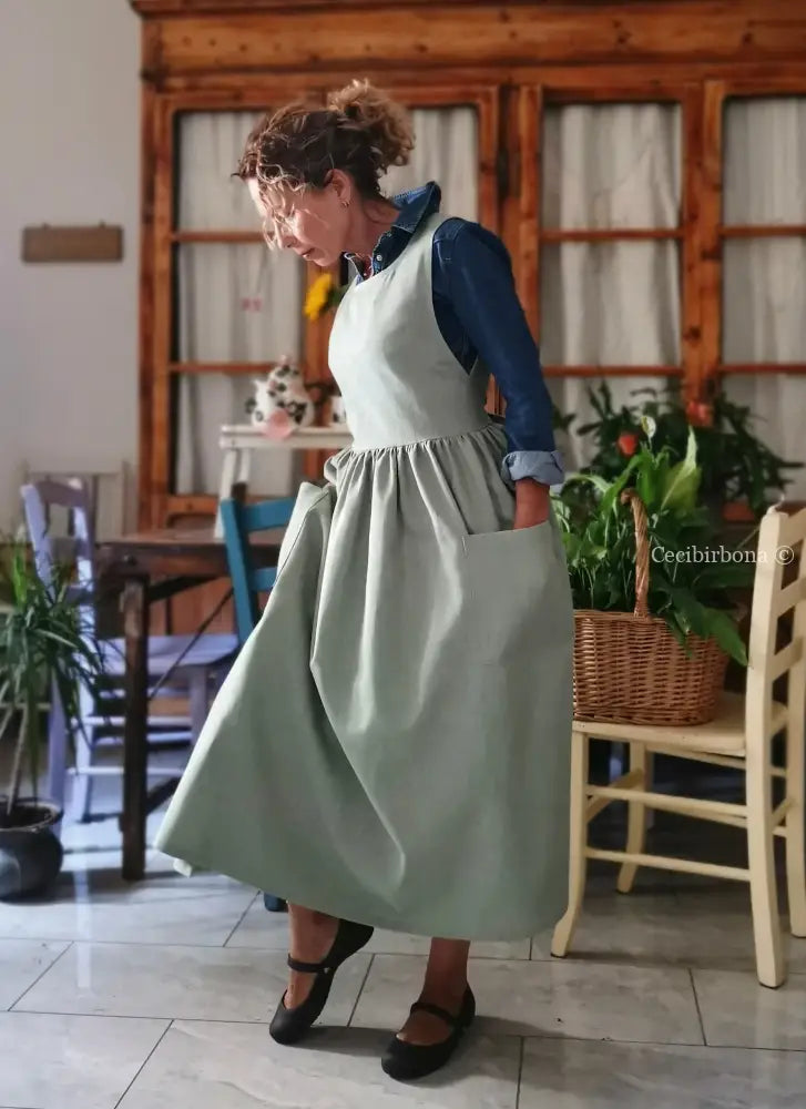 Grembiule in lino lavato verde antico (Ref. 525) - grembiule donna tessuti moderni