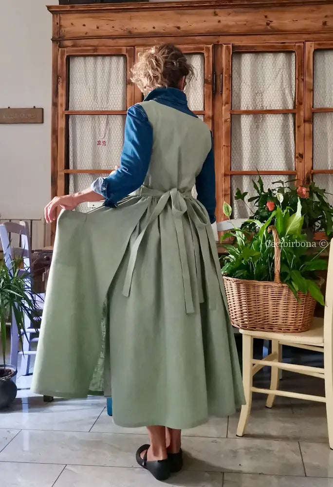 Grembiule in lino lavato verde antico (Ref. 525) - grembiule donna tessuti moderni