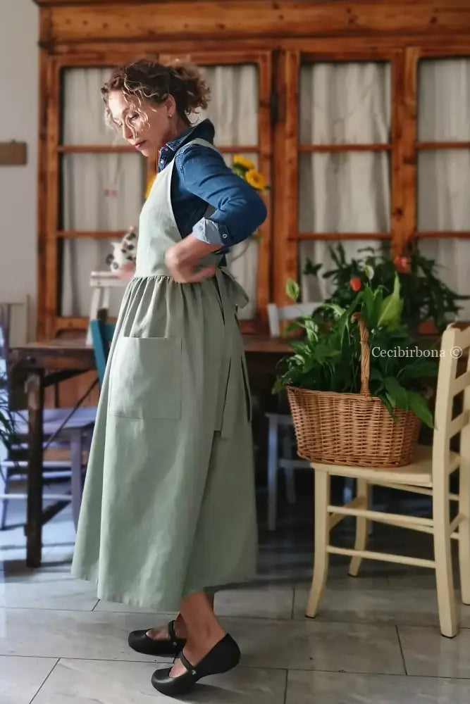 Grembiule in lino lavato verde antico (Ref. 525) - grembiule donna tessuti moderni
