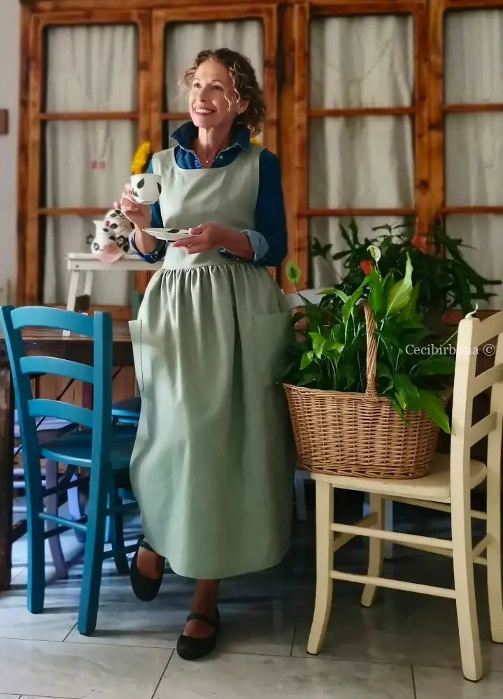 Grembiule in lino lavato verde antico (Ref. 525) - grembiule donna tessuti moderni
