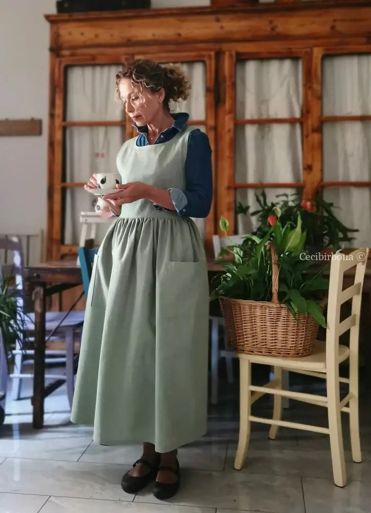 Grembiule in lino lavato verde antico (Ref. 525) - grembiule donna tessuti moderni