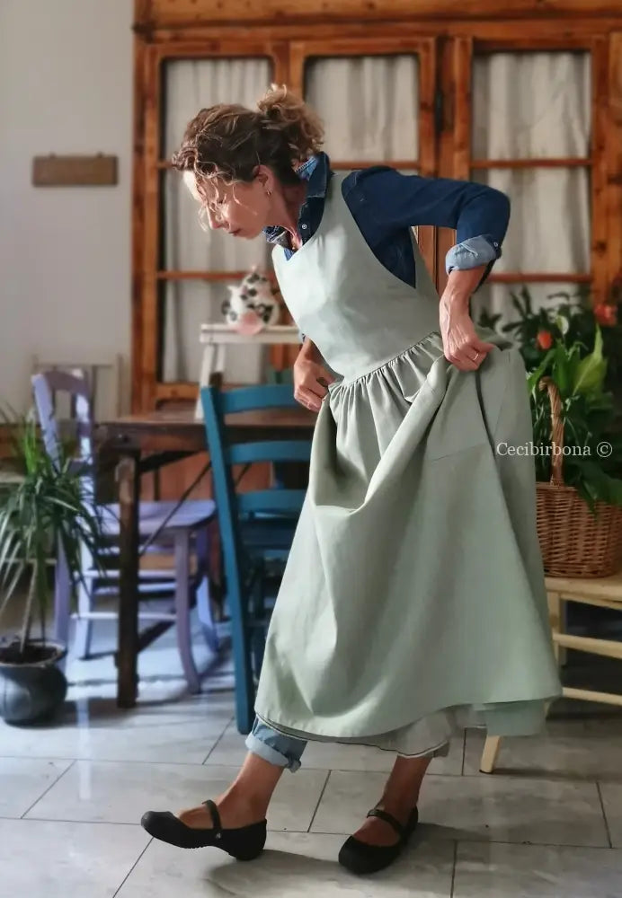Grembiule in lino lavato verde antico (Ref. 525) - grembiule donna tessuti moderni