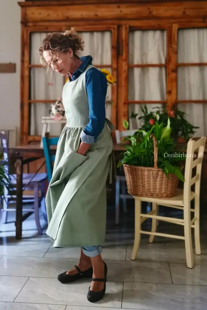 Grembiule in lino lavato verde antico (Ref. 525) - grembiule donna tessuti moderni
