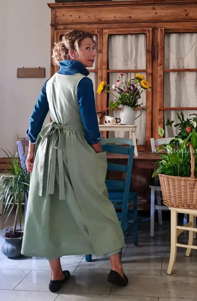 Grembiule in lino lavato verde antico (Ref. 525) - grembiule donna tessuti moderni