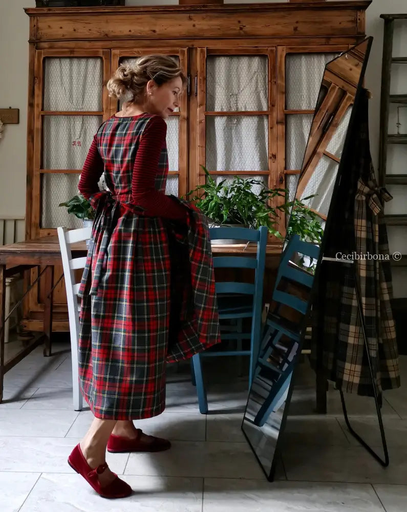 Grembiule in pura lana tartan grigia e rossa (Ref. 455) grembiule donna tessuti moderni