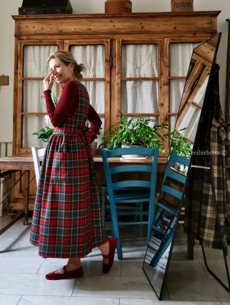 Grembiule in pura lana tartan grigia e rossa (Ref. 455) grembiule donna tessuti moderni