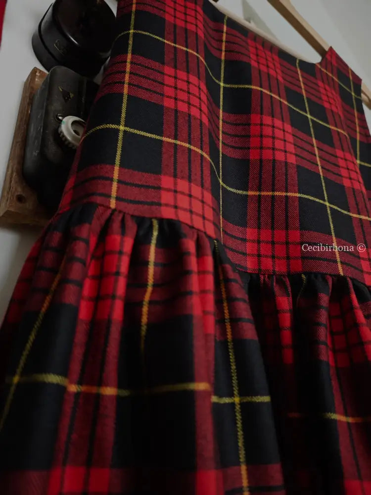 Grembiule in pura lana tartan nera e rossa (Ref. 425) grembiule donna tessuti moderni