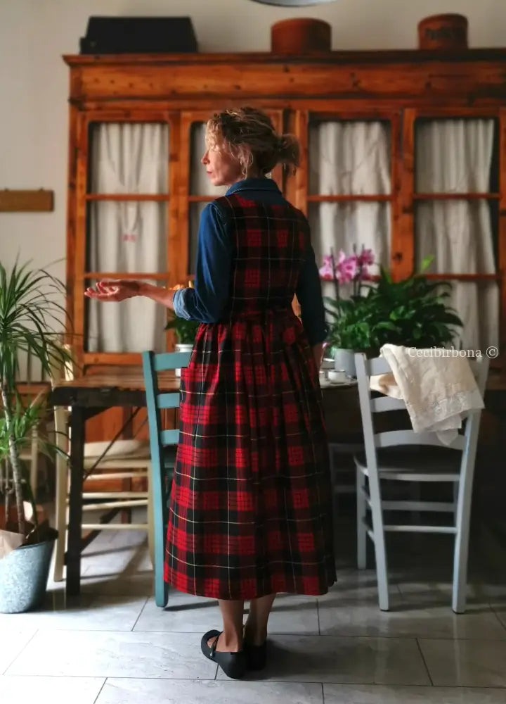 Grembiule in pura lana tartan nera e rossa (Ref. 425) grembiule donna tessuti moderni