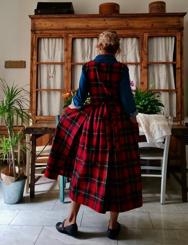 Grembiule in pura lana tartan nera e rossa (Ref. 425) grembiule donna tessuti moderni