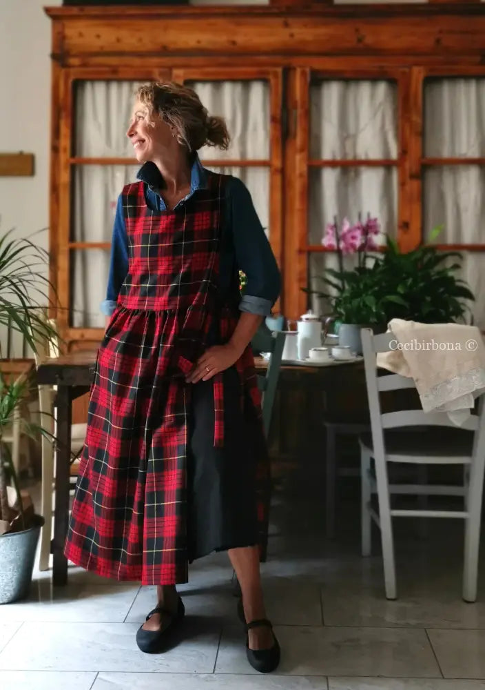 Grembiule in pura lana tartan nera e rossa (Ref. 425) grembiule donna tessuti moderni