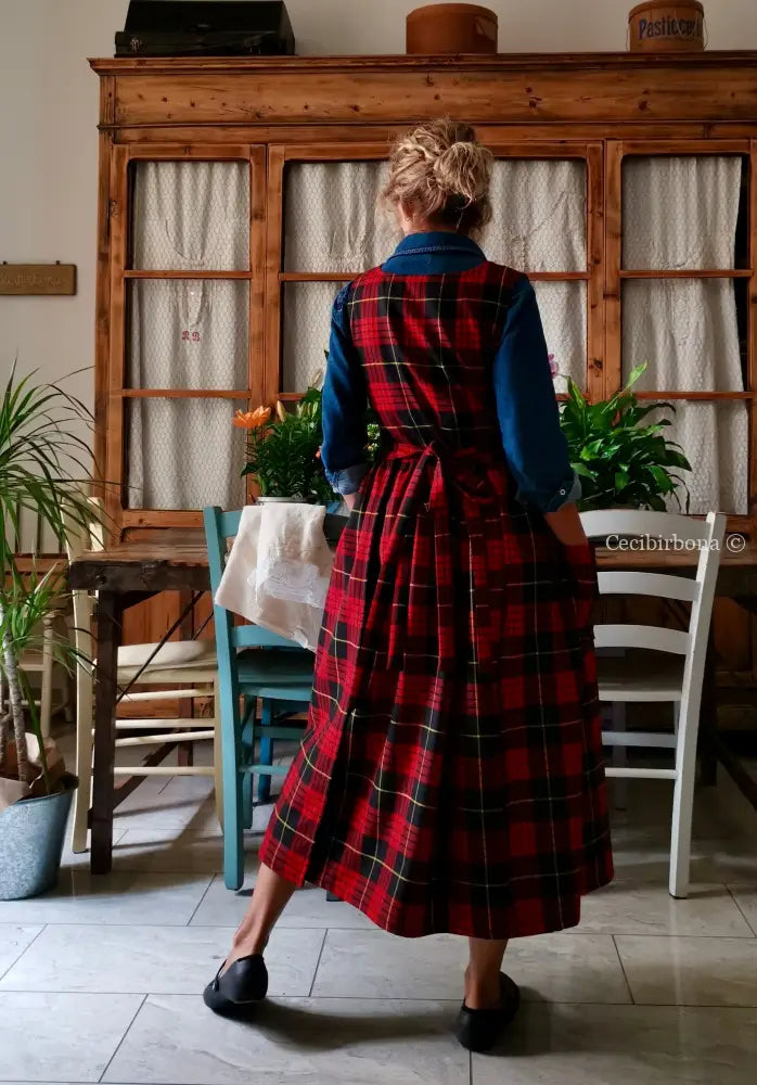 Grembiule in pura lana tartan nera e rossa (Ref. 425) grembiule donna tessuti moderni