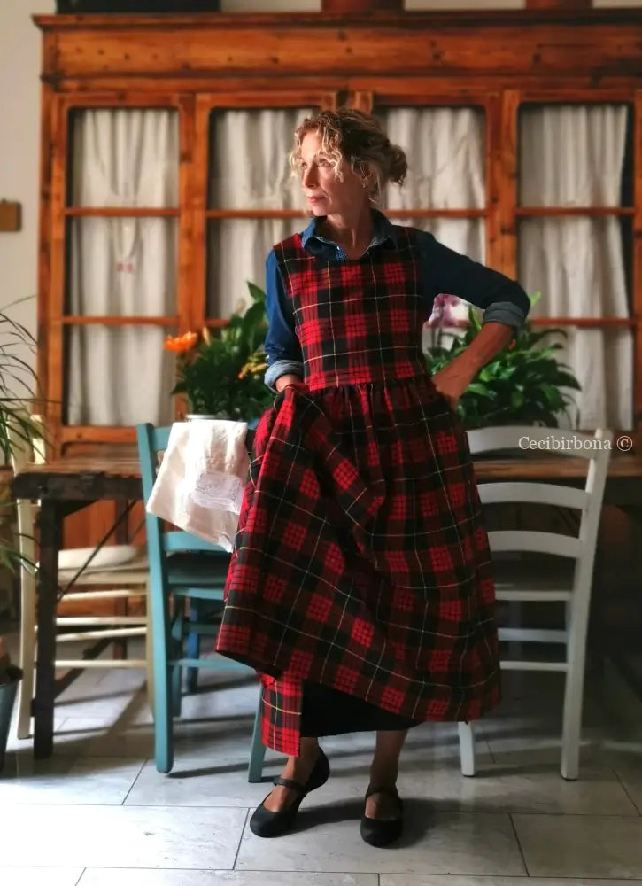 Grembiule in pura lana tartan nera e rossa (Ref. 425) grembiule donna tessuti moderni
