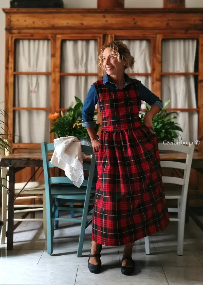 Grembiule in pura lana tartan nera e rossa (Ref. 425) grembiule donna tessuti moderni