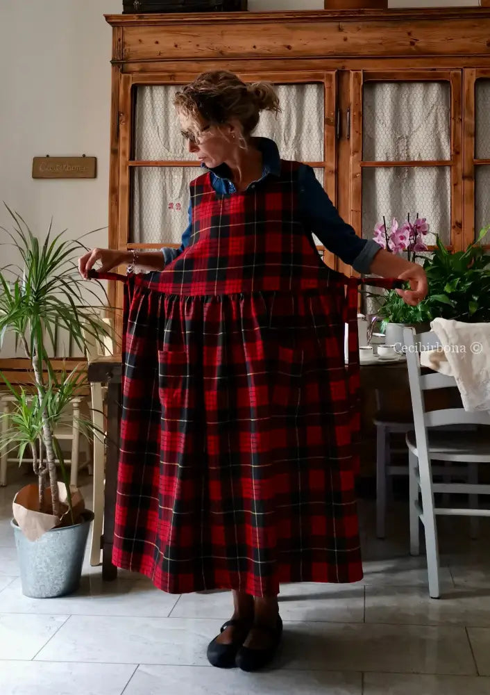 Grembiule in pura lana tartan nera e rossa (Ref. 425) grembiule donna tessuti moderni