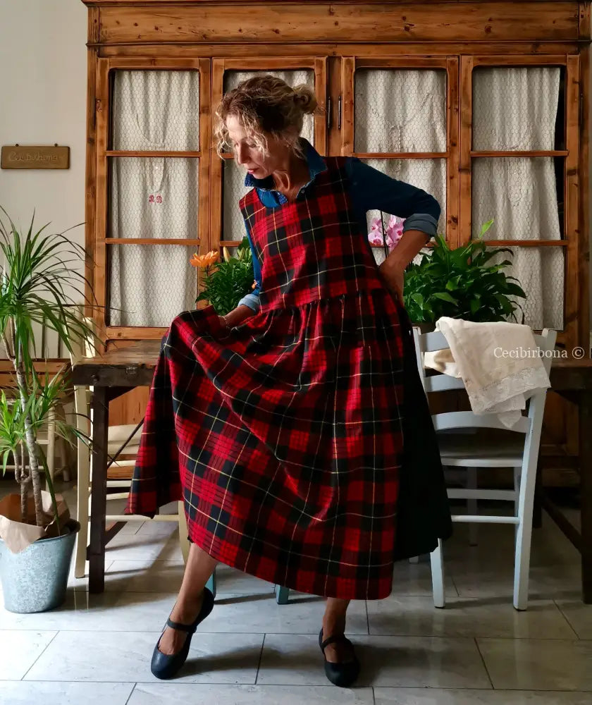 Grembiule in pura lana tartan nera e rossa (Ref. 425) grembiule donna tessuti moderni