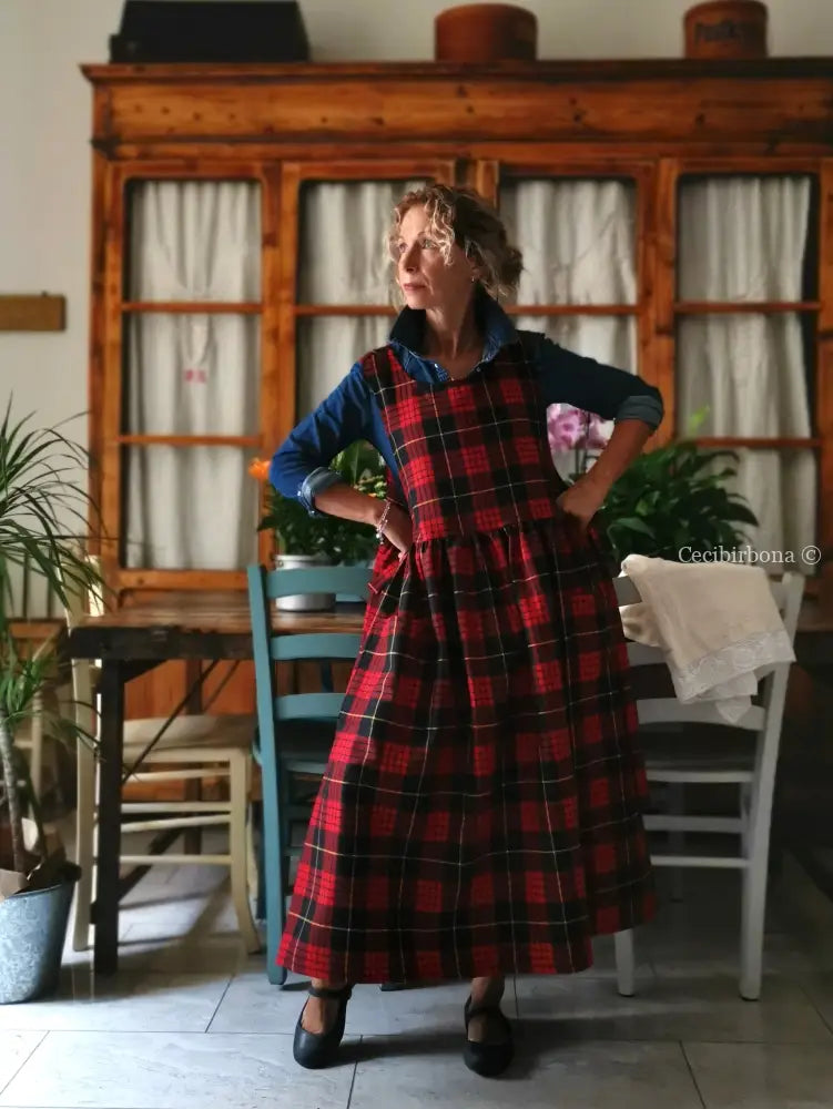 Grembiule in pura lana tartan nera e rossa (Ref. 425) grembiule donna tessuti moderni