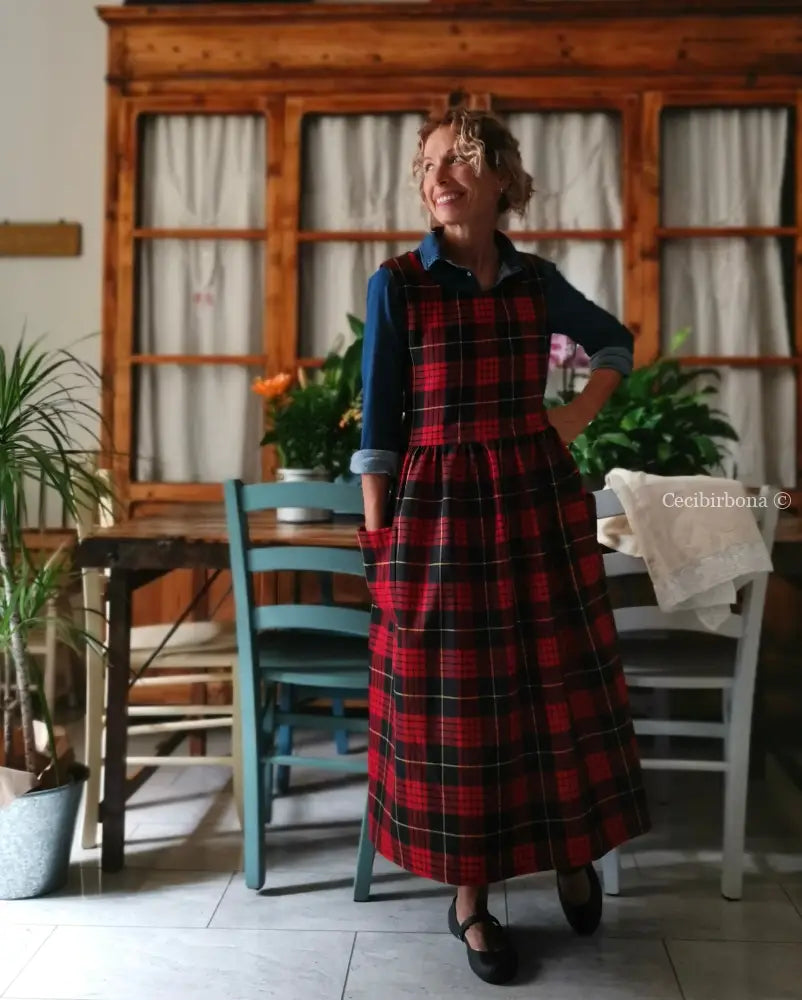 Grembiule in pura lana tartan nera e rossa (Ref. 425) grembiule donna tessuti moderni