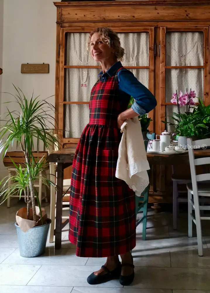 Grembiule in pura lana tartan nera e rossa (Ref. 425) grembiule donna tessuti moderni