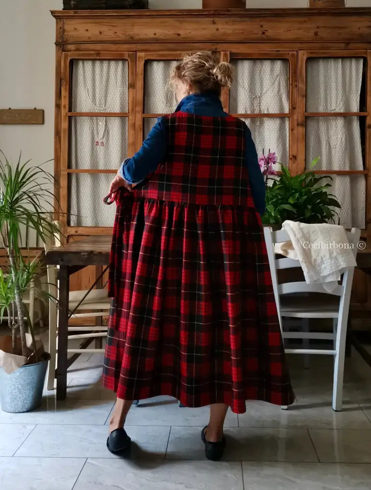 Grembiule in pura lana tartan nera e rossa (Ref. 425) grembiule donna tessuti moderni