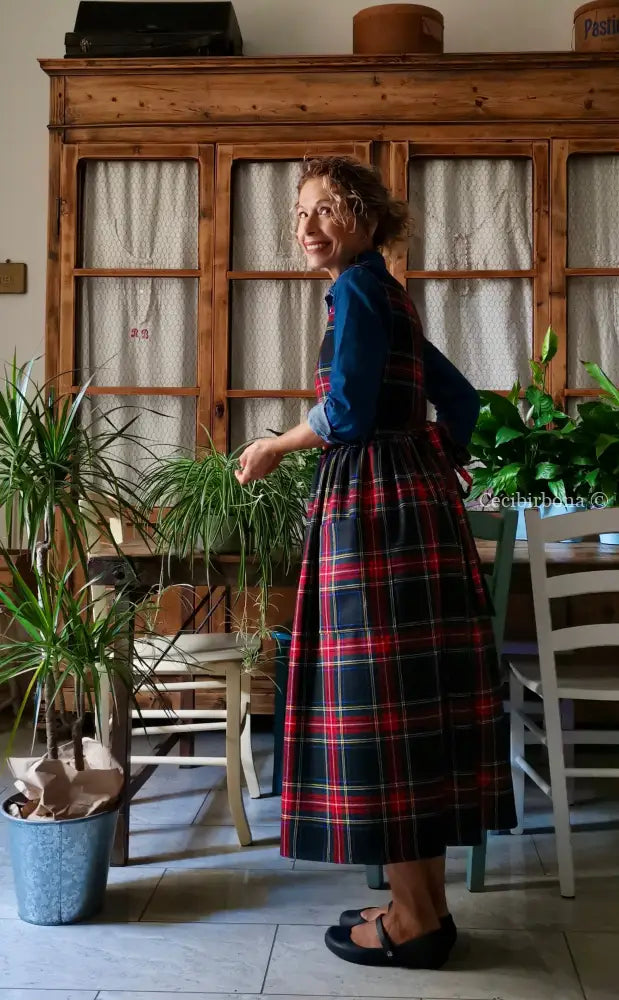 Grembiule in pura lana tartan nera rossa e verde (Ref. 420) grembiule donna tessuti moderni