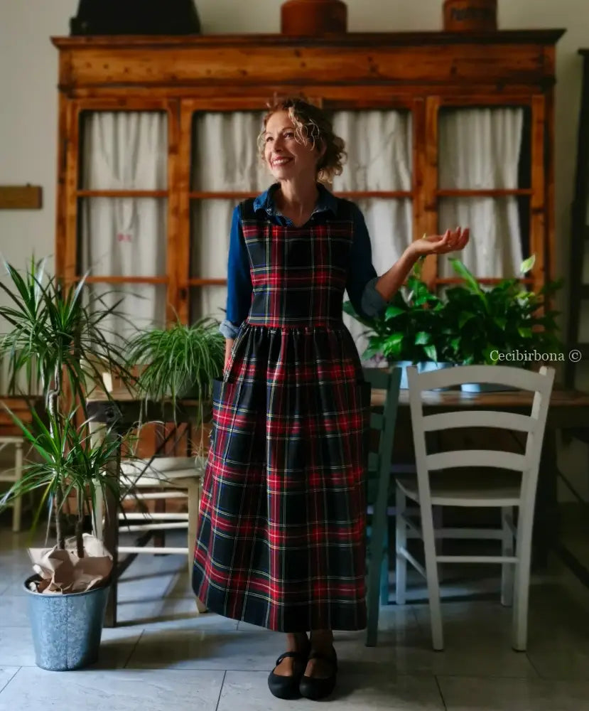 Grembiule in pura lana tartan nera rossa e verde (Ref. 420) grembiule donna tessuti moderni