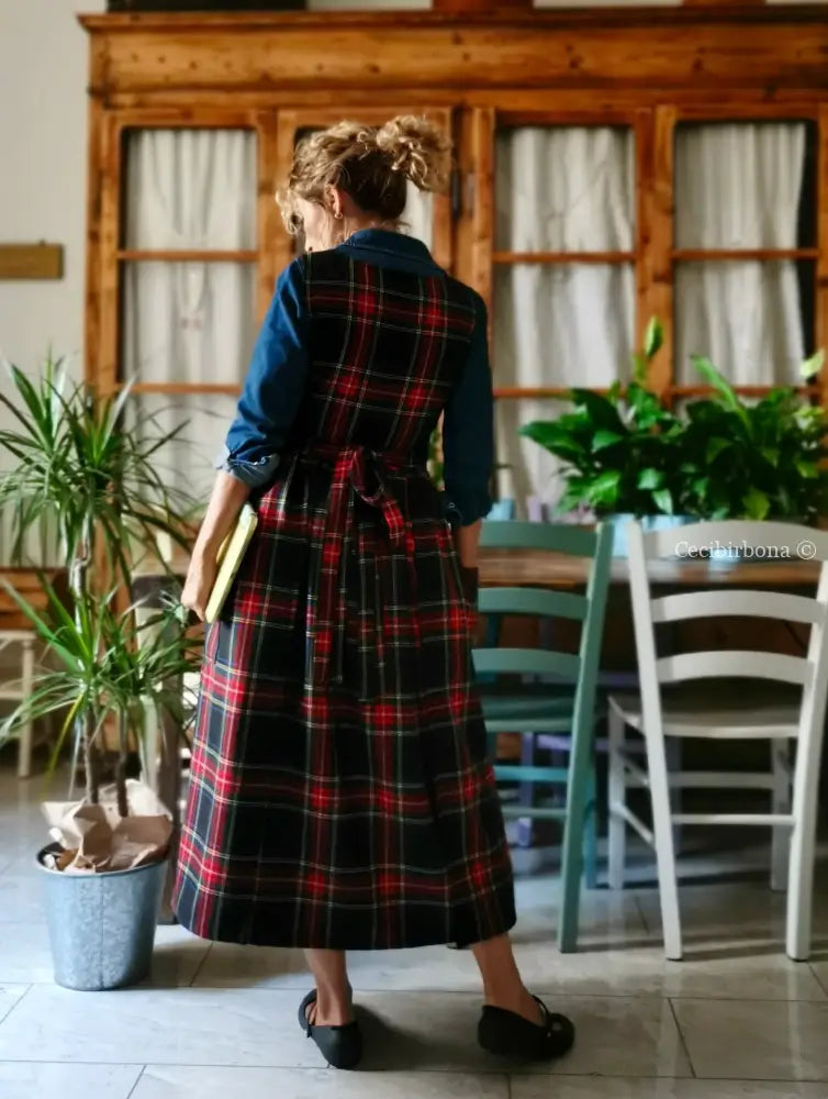 Grembiule in pura lana tartan nera rossa e verde (Ref. 420) grembiule donna tessuti moderni