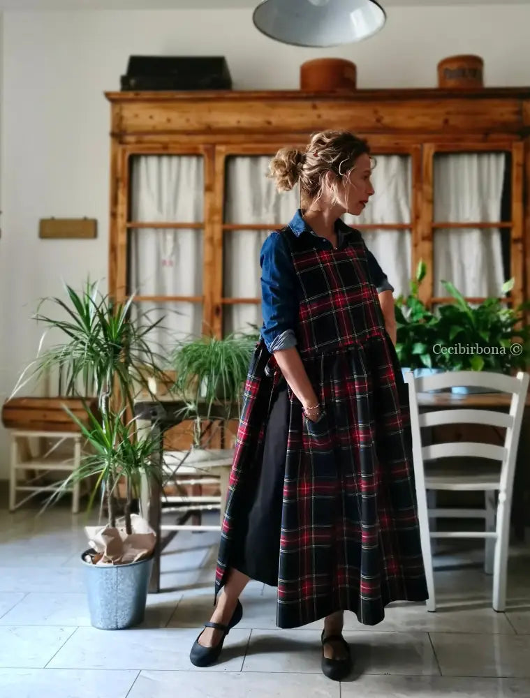 Grembiule in pura lana tartan nera rossa e verde (Ref. 420) grembiule donna tessuti moderni