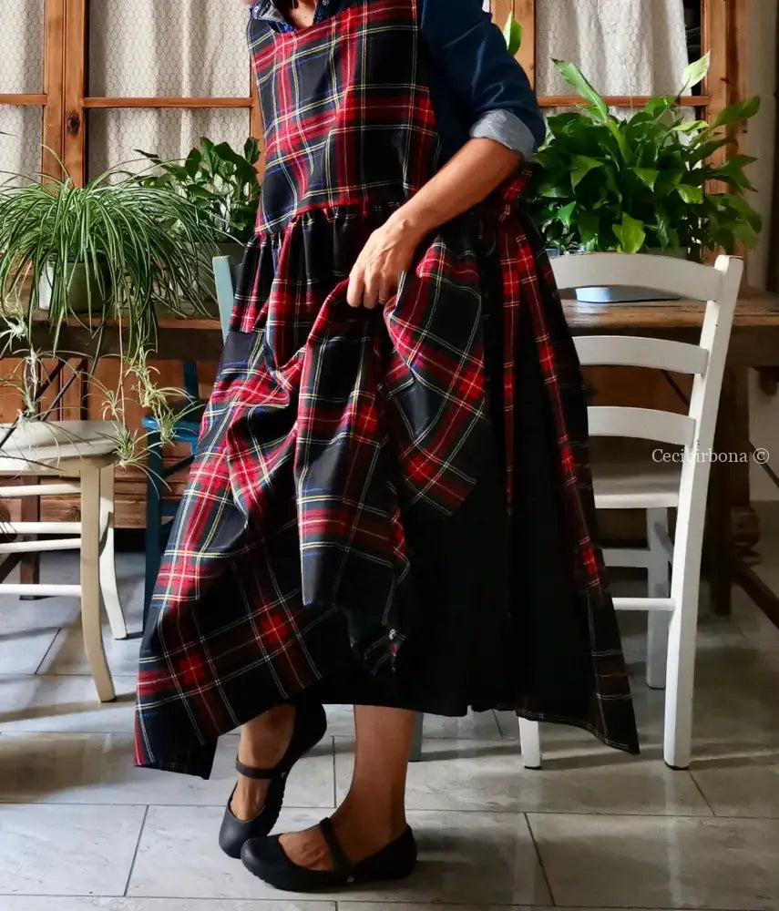 Grembiule in pura lana tartan nera rossa e verde (Ref. 420) grembiule donna tessuti moderni
