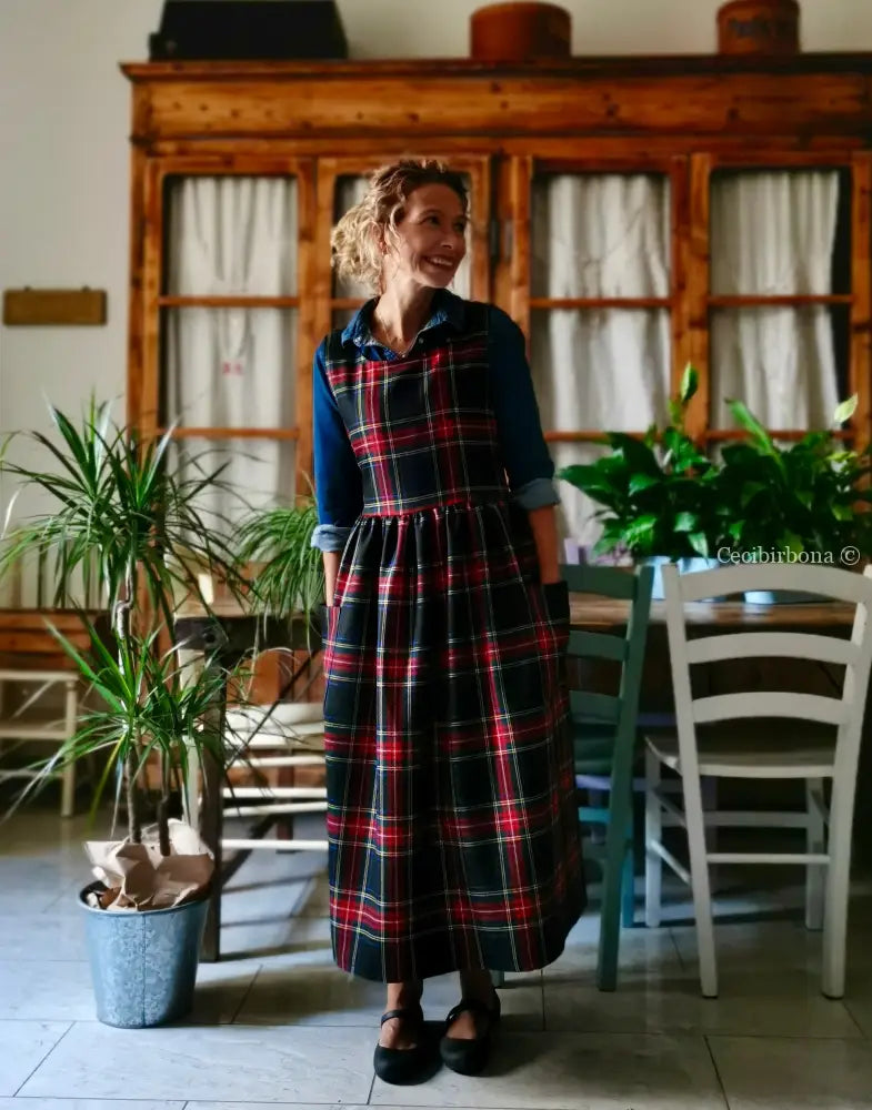 Grembiule in pura lana tartan nera rossa e verde (Ref. 420) grembiule donna tessuti moderni