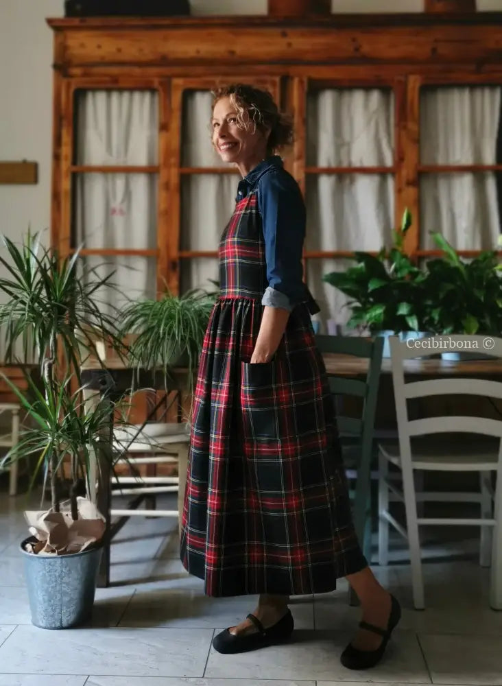 Grembiule in pura lana tartan nera rossa e verde (Ref. 420) grembiule donna tessuti moderni