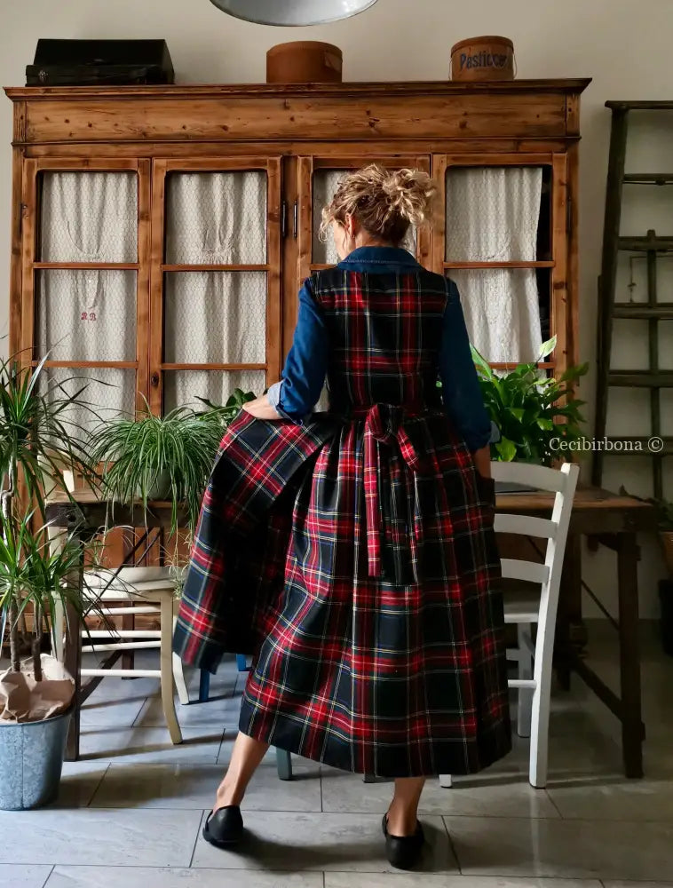 Grembiule in pura lana tartan nera rossa e verde (Ref. 420) grembiule donna tessuti moderni